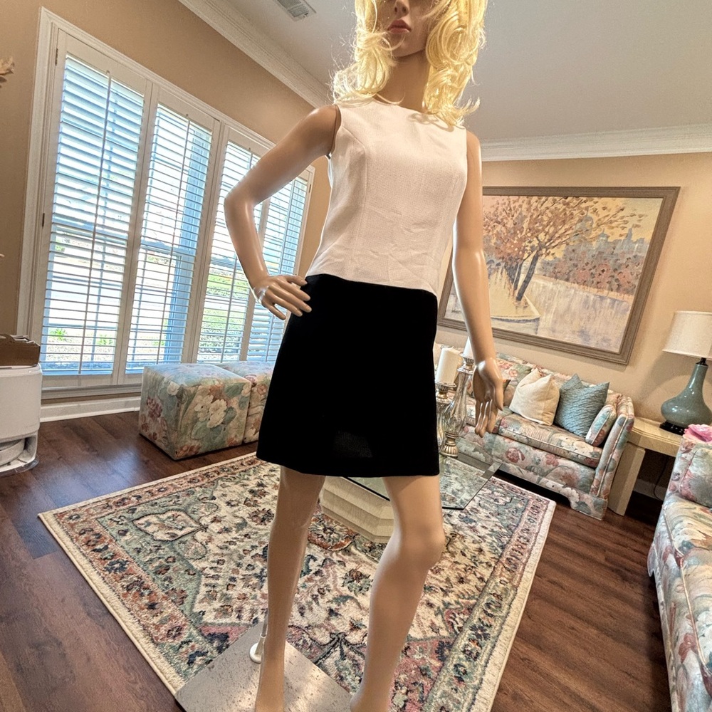Hugo Buscati Two-Tone Black and Cream Sleeveless Shift Dress